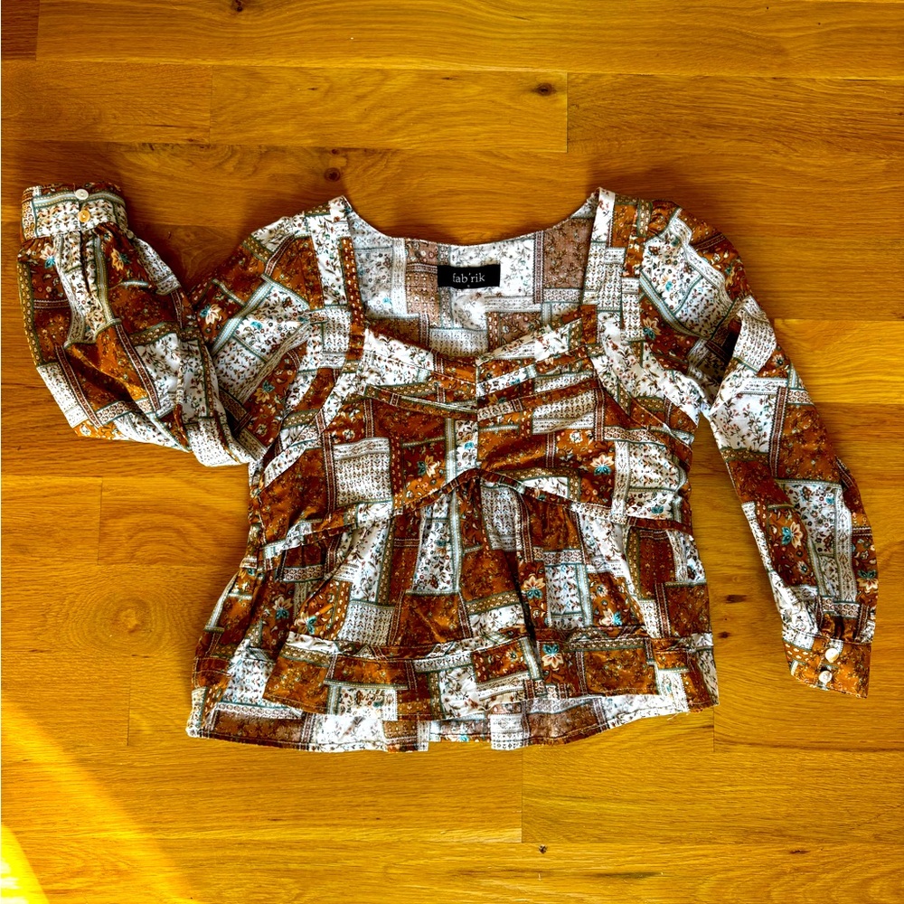 Size small. Crop blouse. Super cute pattern. Long sleeve. Fabrik brand.